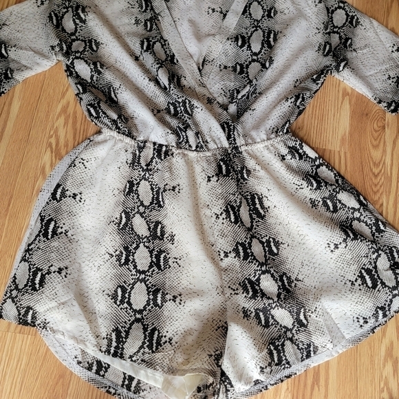 Pretty Little Thing Snakeskin Print Romper 6 - Picture 4 of 11